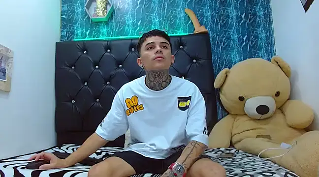 Snapshot of exotic_hot_couple chatting on February 25, 2025, 9:57 pm exotic hot couple online show from February 25, 2025, 9:57 pm