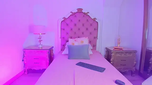 Snapshot of rebeca_watsson chatting on November 24, 2025, 11:32 am rebeca watsson online show from November 24, 2025, 11:32 am