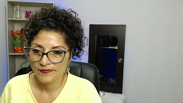 Snapshot of arianna_ros3 chatting on February 8, 2025, 6:33 pm arianna ros3 online show from February 8, 2025, 6:33 pm