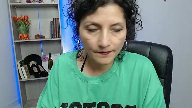 Snapshot of arianna_ros3 chatting on March 4, 2025, 6:50 pm arianna ros3 online show from March 4, 2025, 6:50 pm