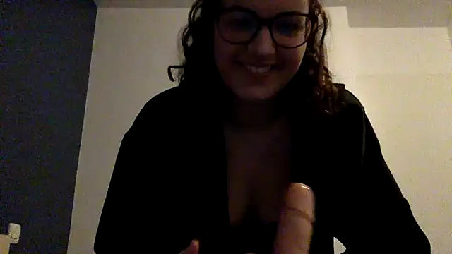 Snapshot of LolaGuess chatting on December 21, 2024, 8:43 pm LolaGuess online show from December 21, 2024, 8:43 pm