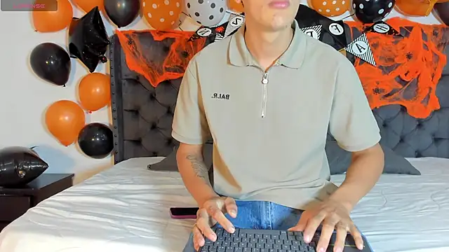 Snapshot of two_milkyway chatting on October 13, 2025, 12:27 pm two milkyway online show from October 13, 2025, 12:27 pm