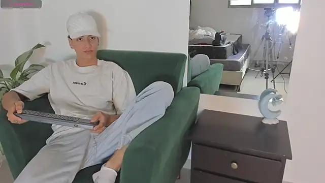 Snapshot of two_milkyway chatting on October 24, 2025, 12:34 pm two milkyway online show from October 24, 2025, 12:34 pm