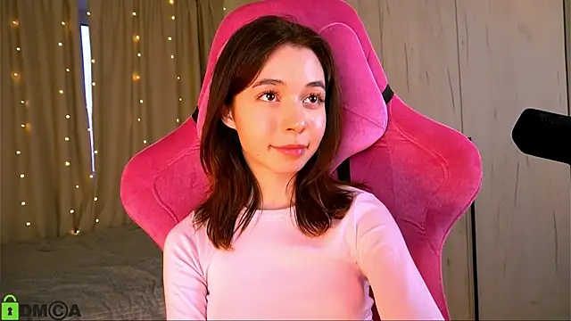 Snapshot of LittleOriana chatting on March 14, 2025, 5:05 am LittleOriana online show from March 14, 2025, 5:05 am