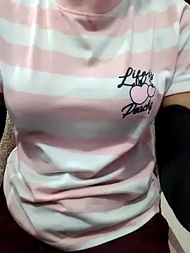 Snapshot of queen_pari chatting on February 17, 2025, 12:32 am queen pari online show from February 17, 2025, 12:32 am