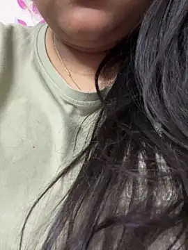 Snapshot of queen_pari chatting on December 15, 2025, 7:18 pm queen pari online show from December 15, 2025, 7:18 pm