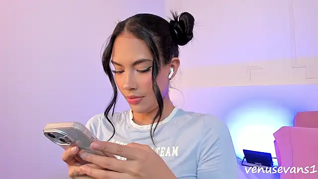 VenusEvans1 online show from December 5, 2025, 2:58 pm