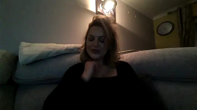 Snapshot of Gigi-Honey chatting on October 17, 2025, 7:27 pm Gigi-Honey online show from October 17, 2025, 7:27 pm