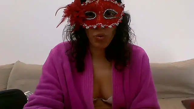 couple-tuga online show from February 17, 2025, 11:34 am