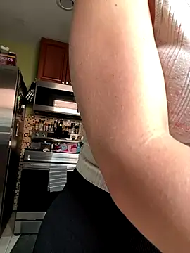 thigh hi online show from November 6, 2025, 4:41 pm