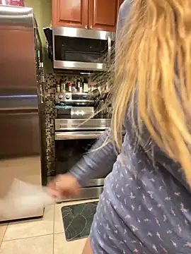 thigh hi online show from November 8, 2025, 4:23 am