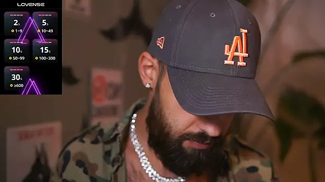 Snapshot of HairyRobxxx chatting on November 2, 2025, 8:33 pm HairyRobxxx online show from November 2, 2025, 8:33 pm