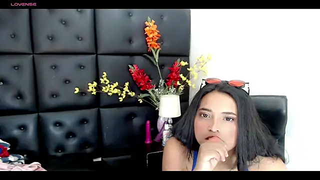 Carolaine01 online show from March 3, 2025, 10:10 pm