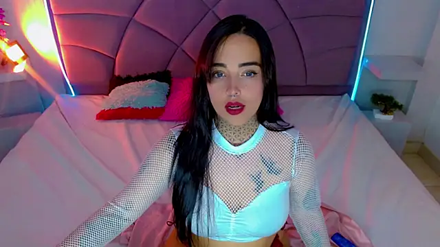 Carolaine01 online show from October 5, 2025, 8:07 pm