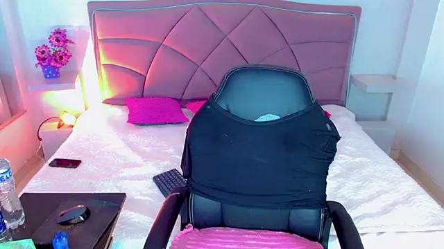 Carolaine01 online show from October 13, 2025, 5:46 pm