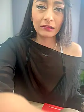 Snapshot of BELLA--26 chatting on November 11, 2025, 1:33 pm BELLA--26 online show from November 11, 2025, 1:33 pm