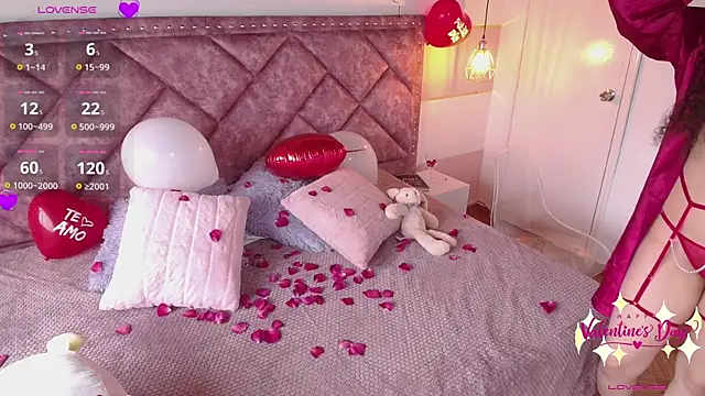 Snapshot of Charlotte__Miller chatting on February 14, 2025, 7:23 pm Charlotte Miller online show from February 14, 2025, 7:23 pm