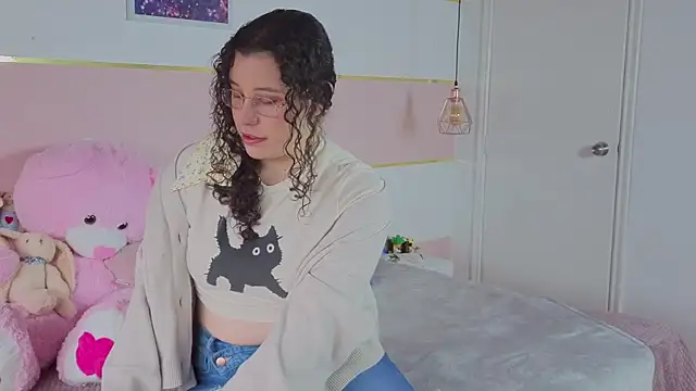 Snapshot of Charlotte__Miller chatting on November 17, 2025, 12:22 pm Charlotte Miller online show from November 17, 2025, 12:22 pm