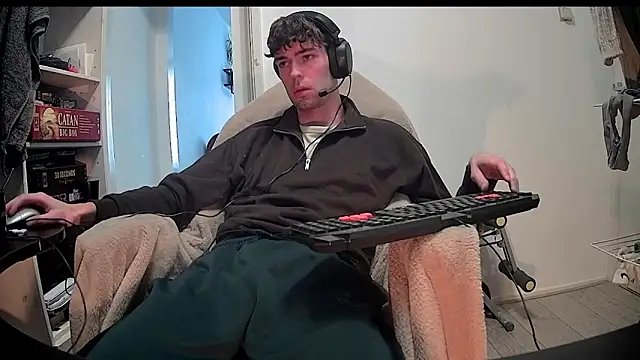 Snapshot of onesieboyx chatting on January 31, 2025, 10:20 am onesieboyx online show from January 31, 2025, 10:20 am