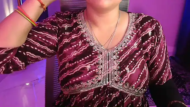 Snapshot of Mitikaa chatting on November 16, 2025, 3:50 pm Mitikaa online show from November 16, 2025, 3:50 pm