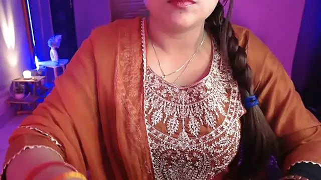 Snapshot of Mitikaa chatting on December 2, 2025, 3:07 pm Mitikaa online show from December 2, 2025, 3:07 pm