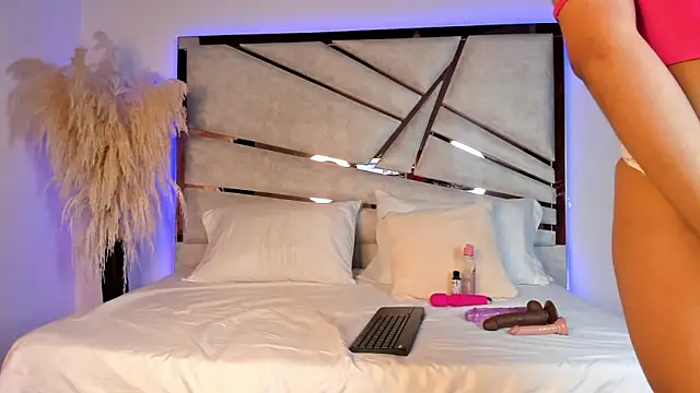 ssofijohnsonx online show from January 8, 2025, 7:13 pm