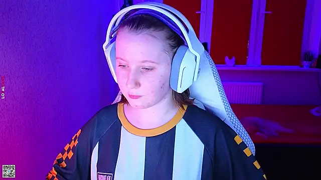 mon lola online show from November 7, 2025, 3:01 pm