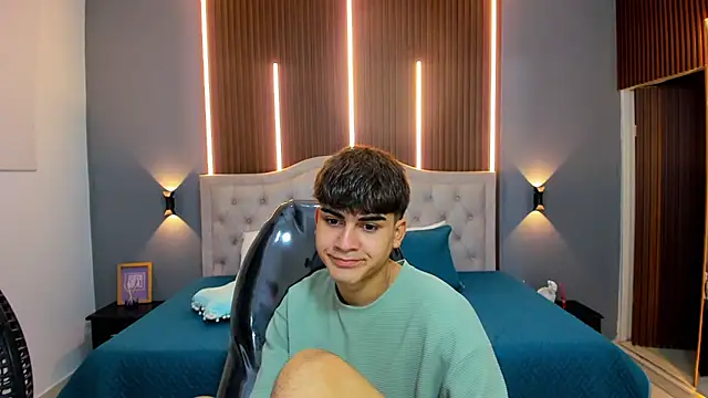 Tommy18   online show from October 7, 2025, 3:25 am