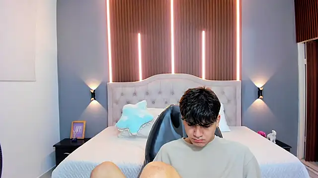 Tommy18   online show from October 22, 2025, 3:18 am