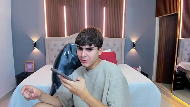 Tommy18   online show from November 20, 2025, 3:28 am