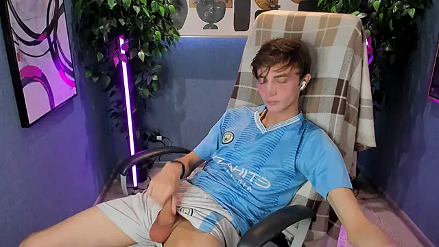 Snapshot of John_Weasley chatting on September 13, 2025, 8:19 pm John Weasley online show from September 13, 2025, 8:19 pm