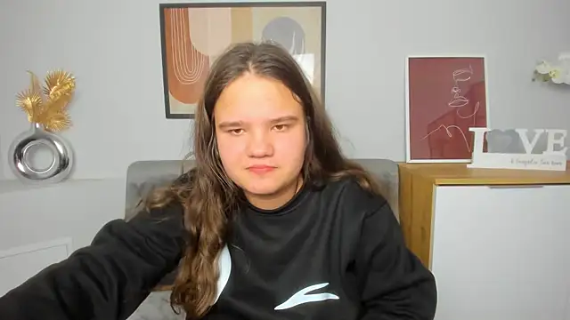 AdeleCruz online show from February 26, 2025, 4:35 pm