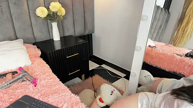 Snapshot of chelsea_bolton_ chatting on October 15, 2025, 1:00 pm chelsea bolton online show from October 15, 2025, 1:00 pm