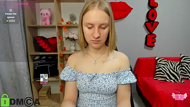 Snapshot of BeautyBlondy chatting on November 16, 2025, 12:55 pm BeautyBlondy online show from November 16, 2025, 12:55 pm