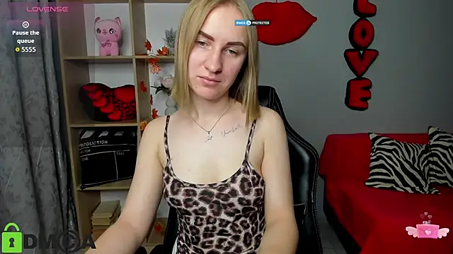 Snapshot of BeautyBlondy chatting on November 18, 2025, 3:16 pm BeautyBlondy online show from November 18, 2025, 3:16 pm