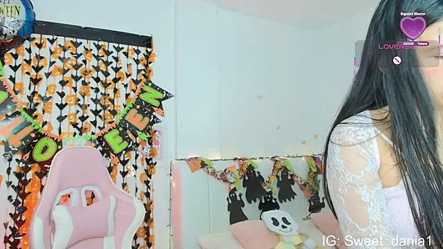 sweet dania  online show from October 20, 2025, 6:58 am