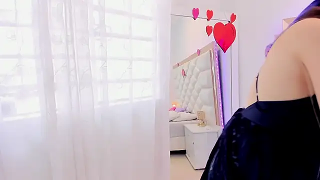 Snapshot of MiaQueen021 chatting on February 14, 2025, 3:36 pm MiaQueen021 online show from February 14, 2025, 3:36 pm