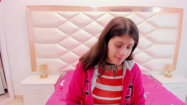 Snapshot of MiaQueen021 chatting on March 12, 2025, 12:26 pm MiaQueen021 online show from March 12, 2025, 12:26 pm