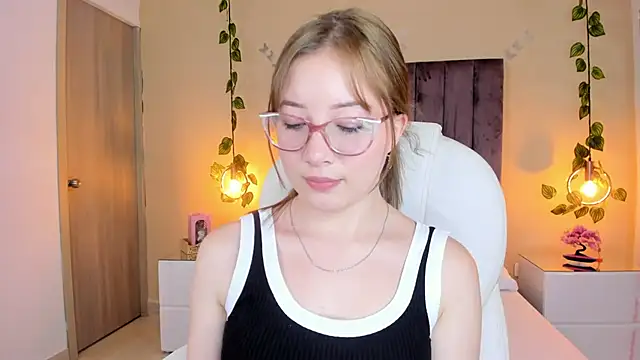 Snapshot of Dahlia_Rousse chatting on September 27, 2025, 8:36 pm Dahlia Rousse online show from September 27, 2025, 8:36 pm