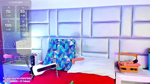 Snapshot of LovelyNickii chatting on October 17, 2025, 12:52 pm LovelyNickii online show from October 17, 2025, 12:52 pm