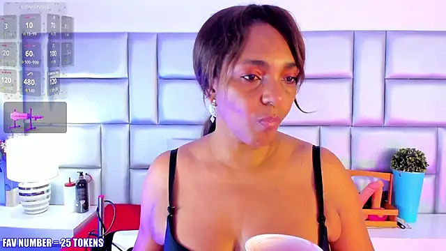 Snapshot of LovelyNickii chatting on October 28, 2025, 12:52 pm LovelyNickii online show from October 28, 2025, 12:52 pm