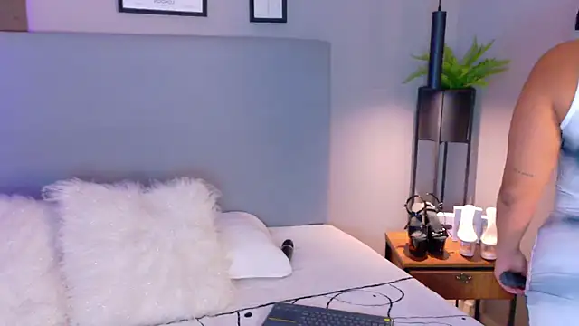 Snapshot of AlynAllen chatting on November 10, 2025, 7:24 pm AlynAllen online show from November 10, 2025, 7:24 pm