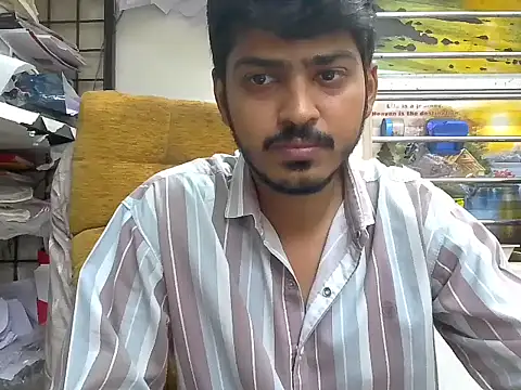 cute modell online show from November 7, 2025, 12:05 pm