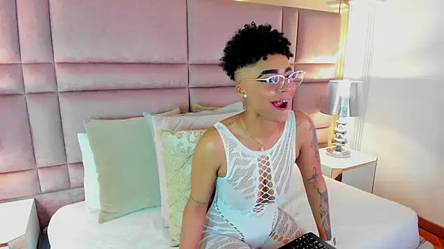 LuciaWallace online show from September 27, 2025, 3:33 am