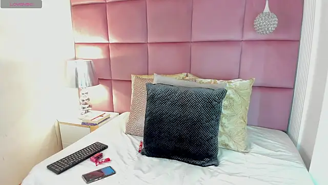 LuciaWallace online show from October 19, 2025, 12:33 am