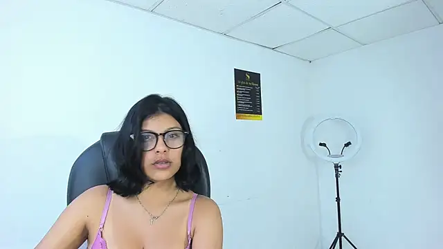 Salmaportman69 online show from October 17, 2025, 3:31 am