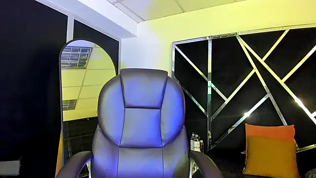 Salmaportman69 online show from October 23, 2025, 2:33 am