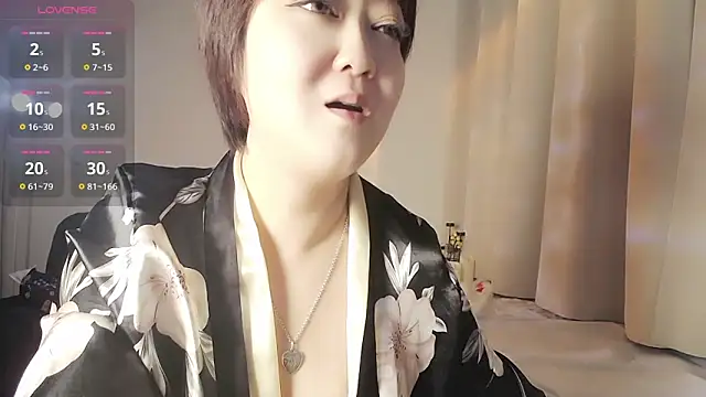 Snapshot of Hey-Cute chatting on February 18, 2025, 9:09 pm Hey-Cute online show from February 18, 2025, 9:09 pm