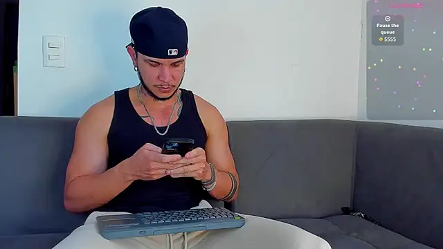 Snapshot of austinoficial chatting on October 22, 2025, 8:19 pm austinoficial online show from October 22, 2025, 8:19 pm