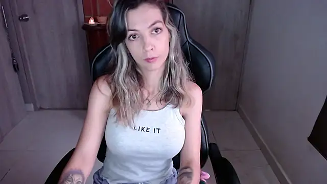 Princezzlove3 online show from February 4, 2025, 12:33 pm